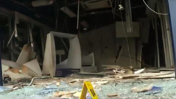 BANDIDOS EXPLODEM AGÊNCIA BANCÁRIA EM PAU DA LIMA E FAZEM REFÉNS; É 23º ATAQUE NA BAHIA