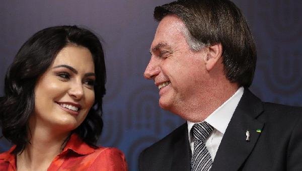 POLÍCIA FEDERAL APREENDE CELULARES DE JAIR BOLSONARO E MICHELLE  