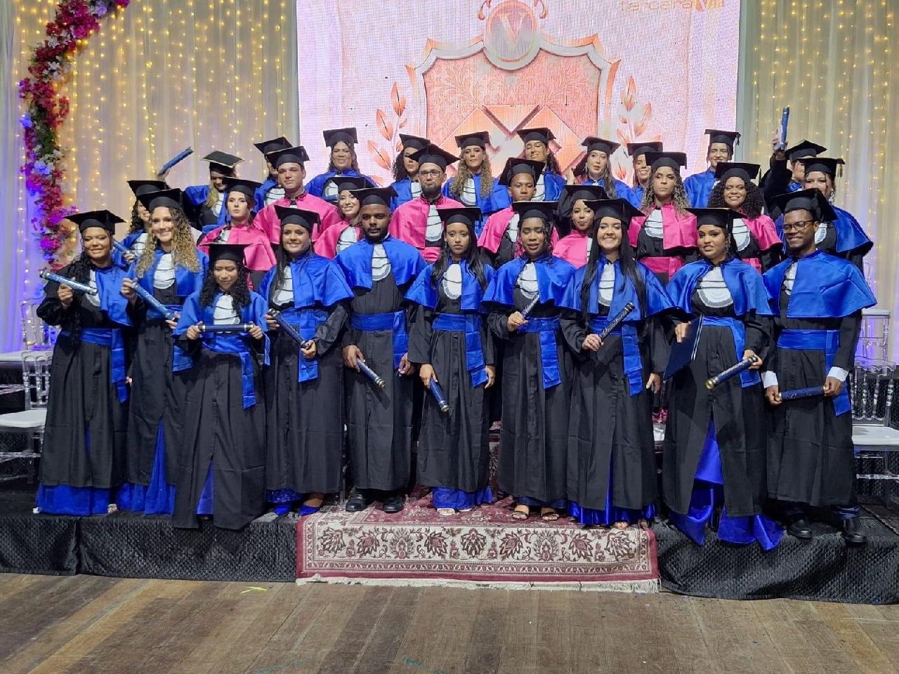 FORMATURA EM ILHÉUS REUNIU NOVOS BACHARÉIS EM ADMINISTRAÇÃO, ARQUITETURA, CONTÁBEIS E PSICOLOGIA