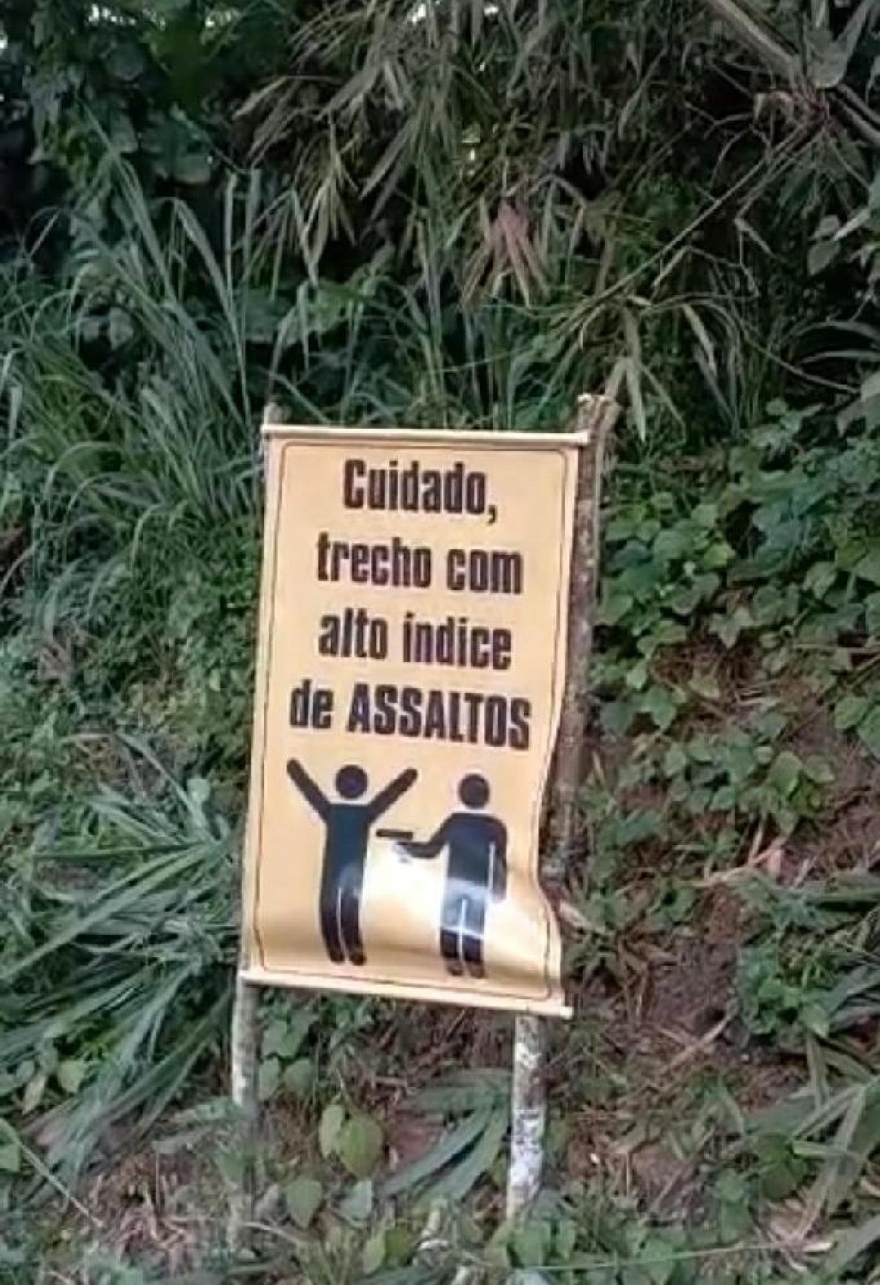 MORADORES COLOCAM PLACAS ALERTANDO GRANDE PERIGO DE ASSALTOS NA ESTRADA DE BANCO CENTRAL MORADORES COLOCAM PLACAS ALERTANDO GRANDE PERIGO DE ASSALTOS NA ESTRADA DE BANCO CENTRAL