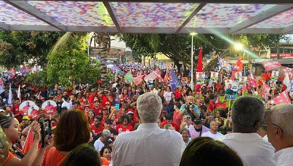 COM WAGNER E MINISTRO DE LULA, ADÉLIA  ARRASTA MULTIDÃO NO VILELA E REAFIRMA COMPROMISSOS COM MORADORES DO BAIRRO