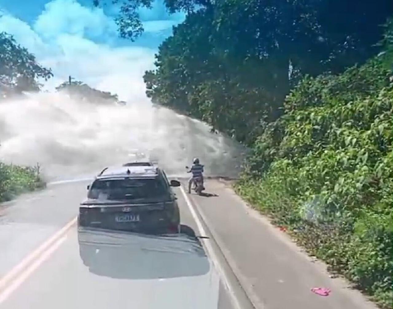 SUSPEITA DE ESTOURO DE ADUTORA DA EMBASA DEIXA TRÂNSITO LENTO NA BR-415