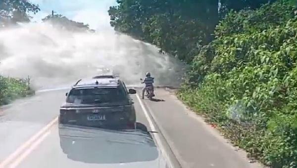 SUSPEITA DE ESTOURO DE ADUTORA DA EMBASA DEIXA TRÂNSITO LENTO NA BR-415