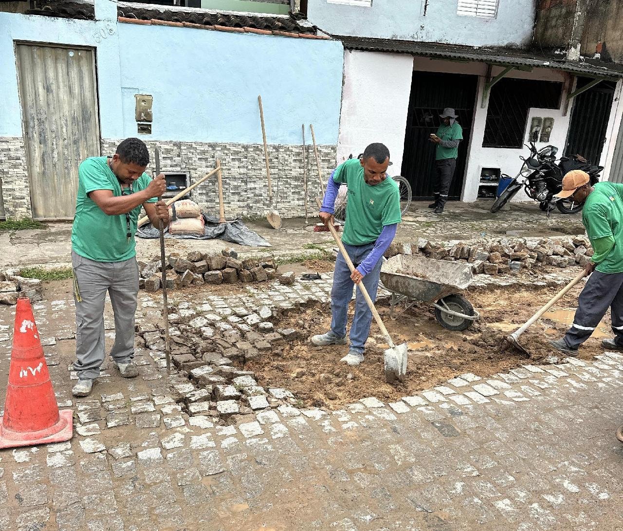 RUAS DO CSU E NOSSA SENHORA DA VITÓRIA RECEBEM OBRAS DE REASSENTAMENTO DE PARALELEPÍPEDOS RUAS DO CSU E NOSSA SENHORA DA VITÓRIA RECEBEM OBRAS DE REASSENTAMENTO DE PARALELEPÍPEDOS