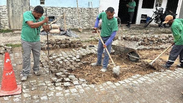 RUAS DO CSU E NOSSA SENHORA DA VITÓRIA RECEBEM OBRAS DE REASSENTAMENTO DE PARALELEPÍPEDOS