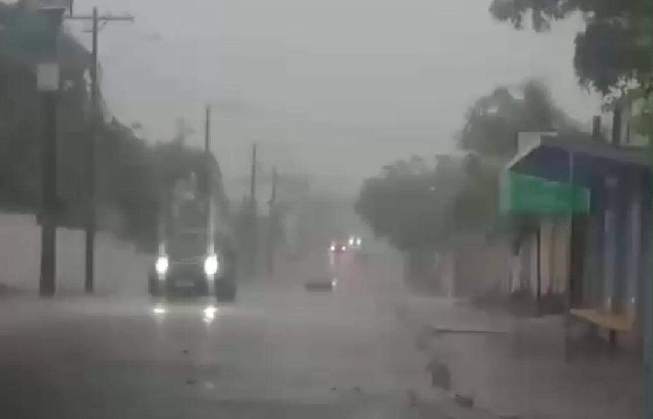 ALAGAMENTO É REGISTRADO NA AVENIDA NOSSA SENHORA APARECIDA, ZONA SUL DE ILHÉUS