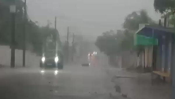 ALAGAMENTO É REGISTRADO NA AVENIDA NOSSA SENHORA APARECIDA, ZONA SUL DE ILHÉUS