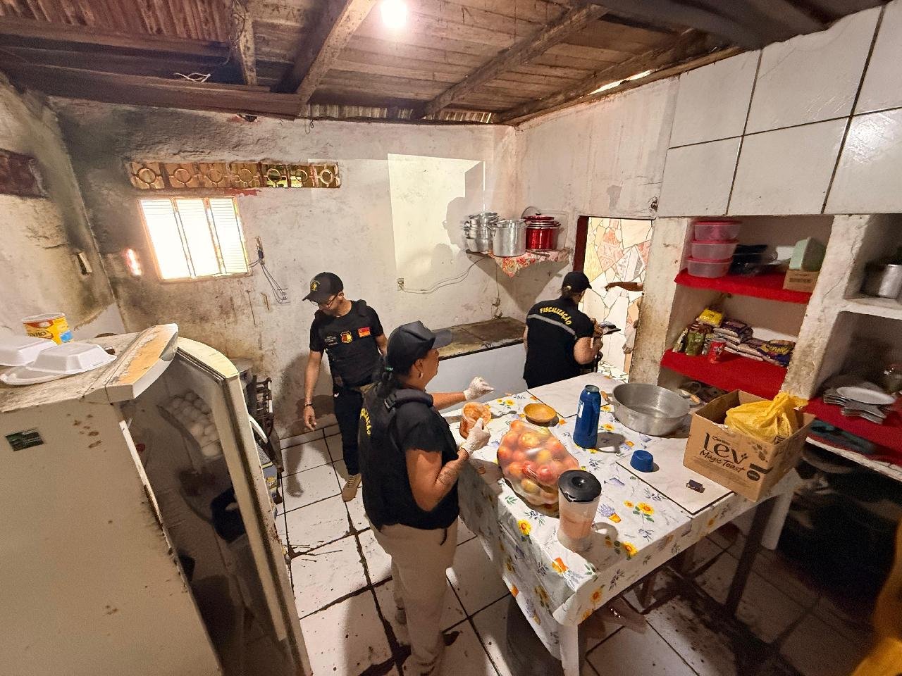 FISCALIZAÇÃO IDENTIFICA IRREGULARIDADES EM BARRACA DE PRAIA NO CURURUPE APÓS DENÚNCIA DE CONSUMIDORES