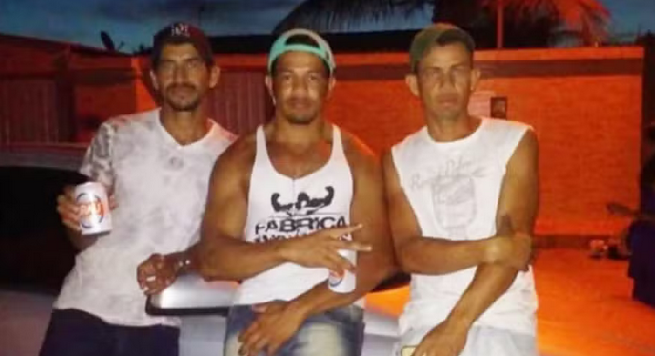 TRÊS IRMÃOS MORREM E UM HOMEM FICA FERIDO APÓS ATAQUE A TIROS NA BAHIA TRÊS IRMÃOS MORREM E UM HOMEM FICA FERIDO APÓS ATAQUE A TIROS NA BAHIA
