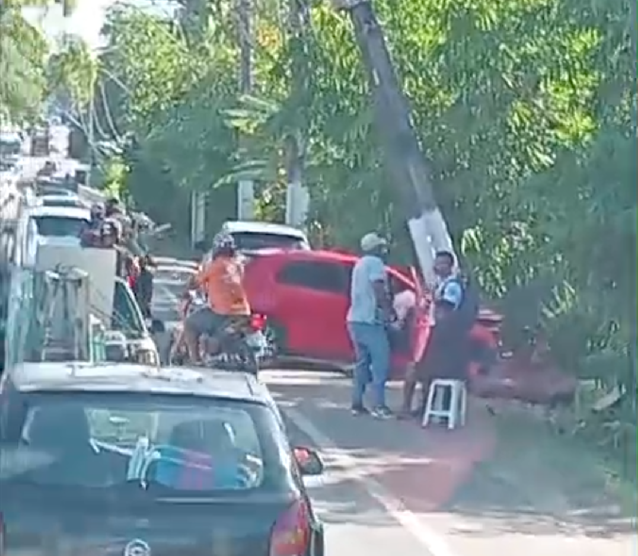 CARRO BATE EM POSTE E CAUSA ENGARRAFAMENTO NA BR-415 EM ILHÉUS! TRÂNSITO SEGUE CONGESTIONADO CARRO BATE EM POSTE E CAUSA ENGARRAFAMENTO NA BR-415 EM ILHÉUS! TRÂNSITO SEGUE CONGESTIONADO