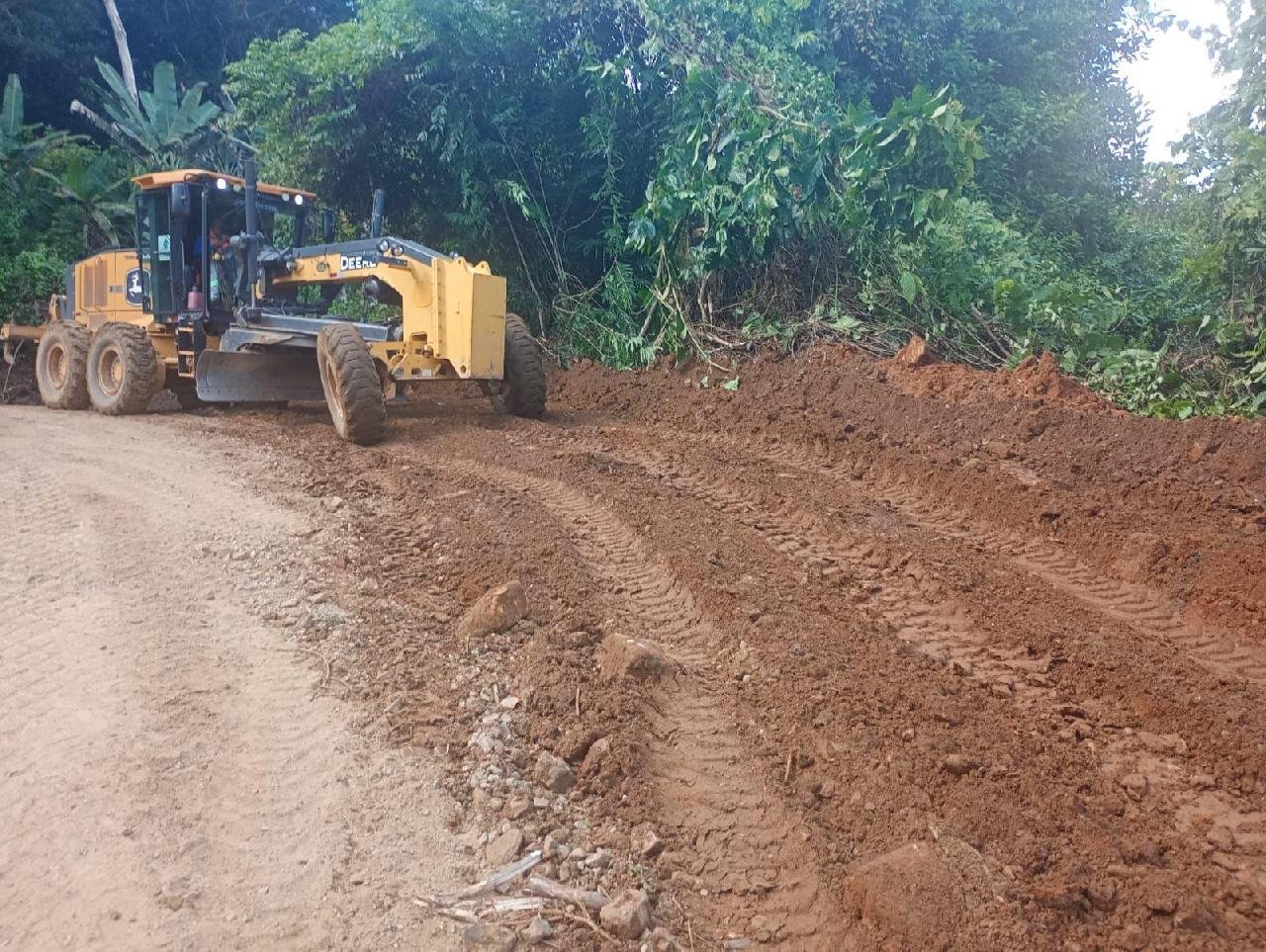 OPERAÇÃO DE ENCASCALHAMENTO É REALIZADO NA LAGOA ENCANTADA E ARREDORES OPERAÇÃO DE ENCASCALHAMENTO É REALIZADO NA LAGOA ENCANTADA E ARREDORES