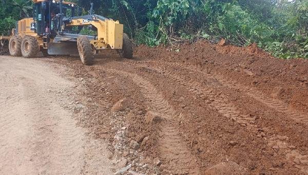 OPERAÇÃO DE ENCASCALHAMENTO É REALIZADO NA LAGOA ENCANTADA E ARREDORES
