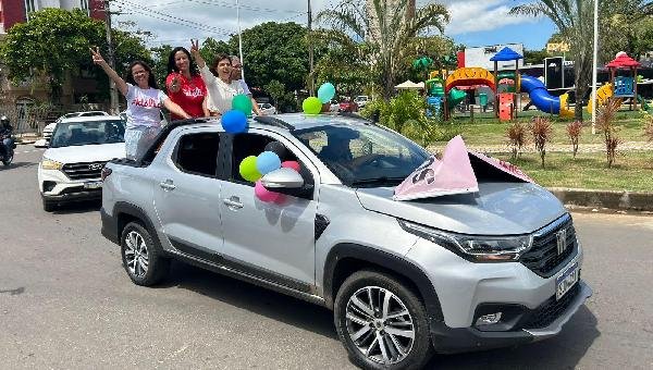 ADÉLIA PINHEIRO DESEMBARCA EM ILHÉUS E REALIZA CARREATA