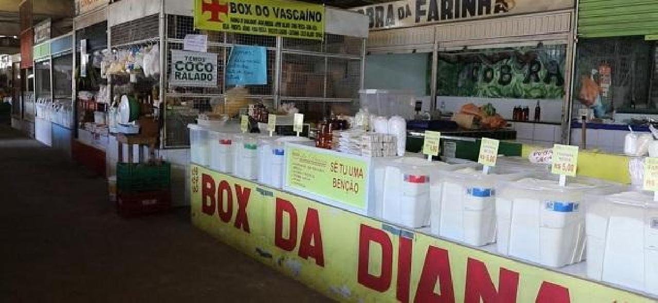 FEIRANTES SÃO ORIENTADOS A USAREM MÁSCARAS E MANTER BARRACAS COM 3 METROS DE DISTÂNCIA FEIRANTES SÃO ORIENTADOS A USAREM MÁSCARAS E MANTER BARRACAS COM 3 METROS DE DISTÂNCIA