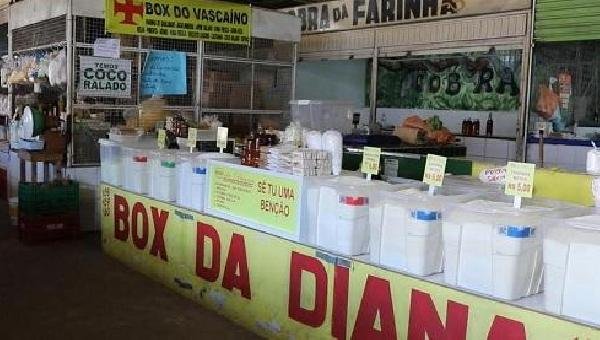 FEIRANTES SÃO ORIENTADOS A USAREM MÁSCARAS E MANTER BARRACAS COM 3 METROS DE DISTÂNCIA