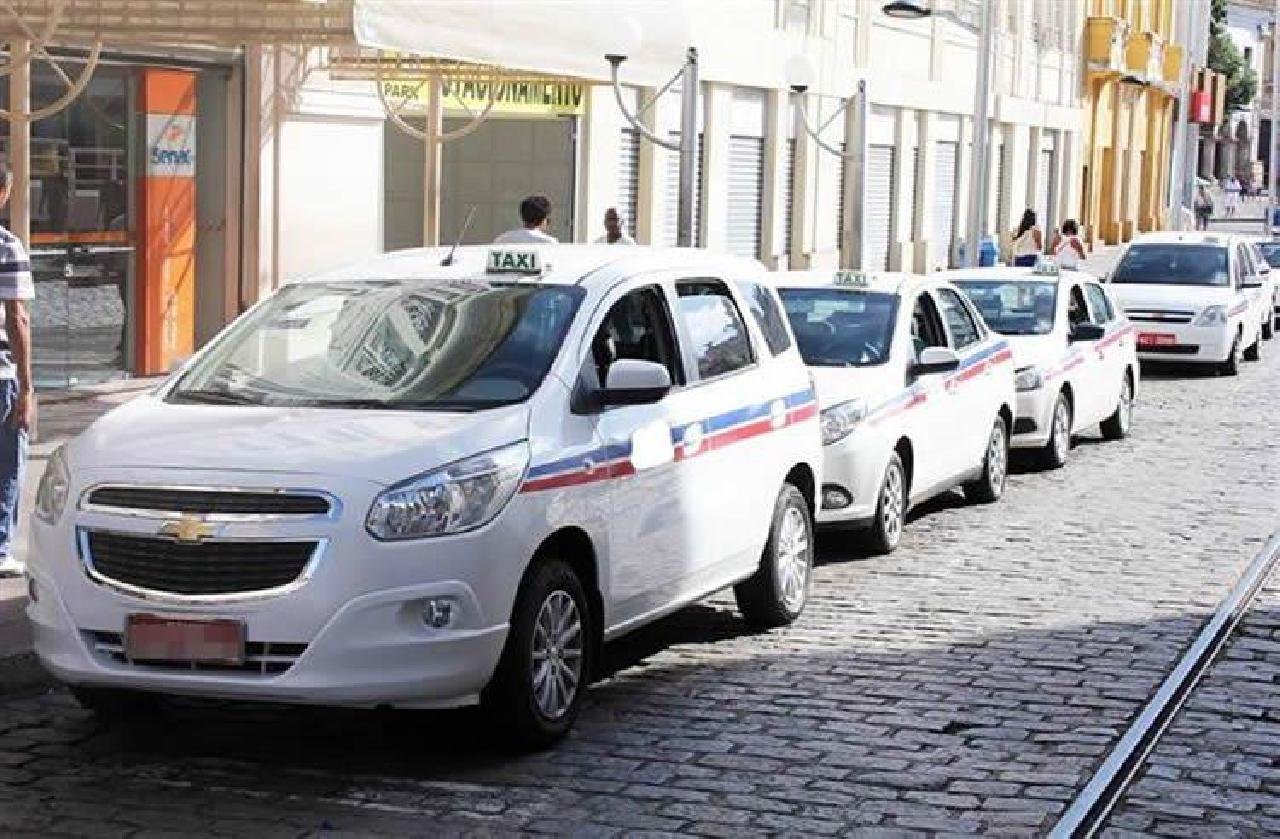 SALVADOR: TAXISTAS MARCAM PROTESTO NA CÂMARA CONTRA RELATÓRIO DA LEI DO UBER