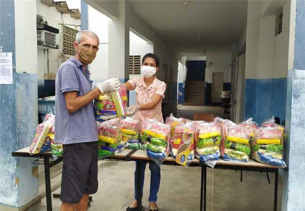 ALUNOS DE 17 ESCOLAS SÃO BENEFICIADOS COM ENTREGA DE KIT ALIMENTAÇÃO ALUNOS DE 17 ESCOLAS SÃO BENEFICIADOS COM ENTREGA DE KIT ALIMENTAÇÃO