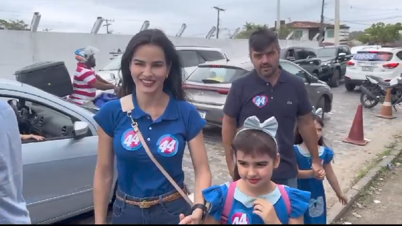 VALDERICO JÚNIOR VOTA EM ILHÉUS ACOMPANHADO DA FAMÍLIA VALDERICO JÚNIOR VOTA EM ILHÉUS ACOMPANHADO DA FAMÍLIA