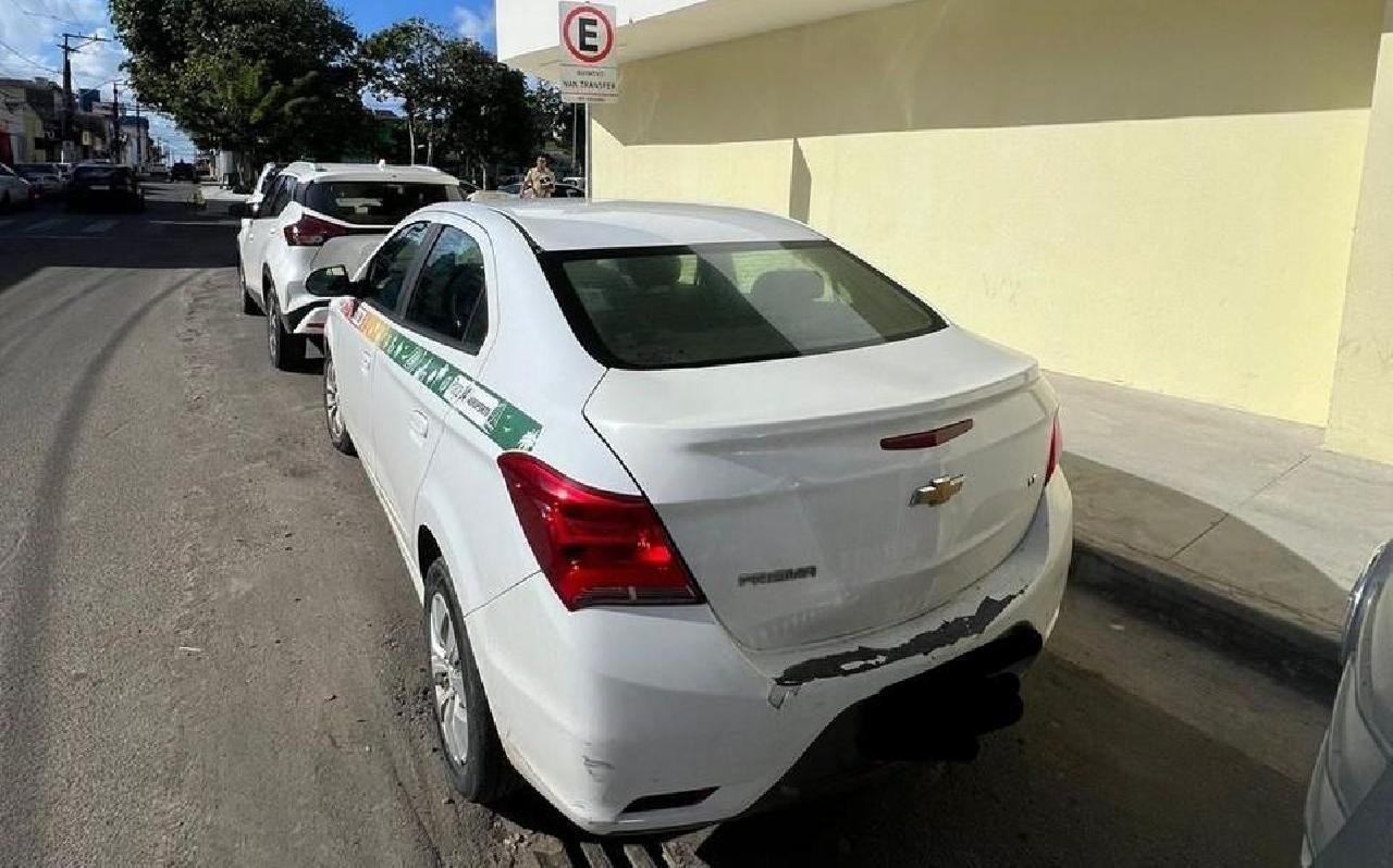 MOTORISTAS DE VANS DENUNCIAM UTILIZAÇÃO INDEVIDA DE VAGAS RESERVADAS PARA ELES NO AEROPORTO DE ILHÉUS MOTORISTAS DE VANS DENUNCIAM UTILIZAÇÃO INDEVIDA DE VAGAS RESERVADAS PARA ELES NO AEROPORTO DE ILHÉUS