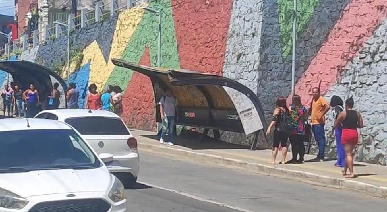 ABRIGO DE ÔNIBUS QUE JÁ HAVIA SIDO DENUNCIADO NO OTABULEIRO CEDE E AMEAÇA CAIR NO CENTRO DE ILHÉUS