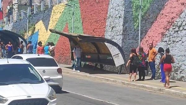 ABRIGO DE ÔNIBUS QUE JÁ HAVIA SIDO DENUNCIADO NO OTABULEIRO CEDE E AMEAÇA CAIR NO CENTRO DE ILHÉUS