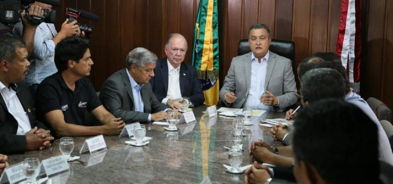 RUI COBRA MEDIDAS DO GOVERNO FEDERAL CONTRA MANCHAS DE ÓLEO NA BAHIA RUI COBRA MEDIDAS DO GOVERNO FEDERAL CONTRA MANCHAS DE ÓLEO NA BAHIA
