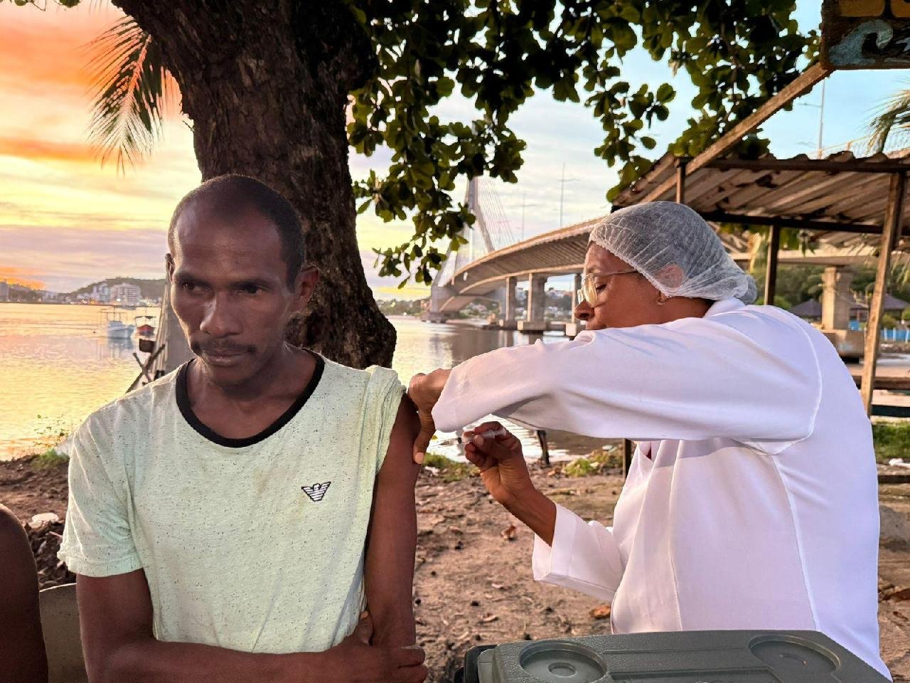 CONSULTÓRIO NA RUA LEVA VACINAÇÃO CONTRA A GRIPE À POPULAÇÃO EM SITUAÇÃO DE RUA EM ILHÉUS 