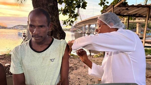 CONSULTÓRIO NA RUA LEVA VACINAÇÃO CONTRA A GRIPE À POPULAÇÃO EM SITUAÇÃO DE RUA EM ILHÉUS 