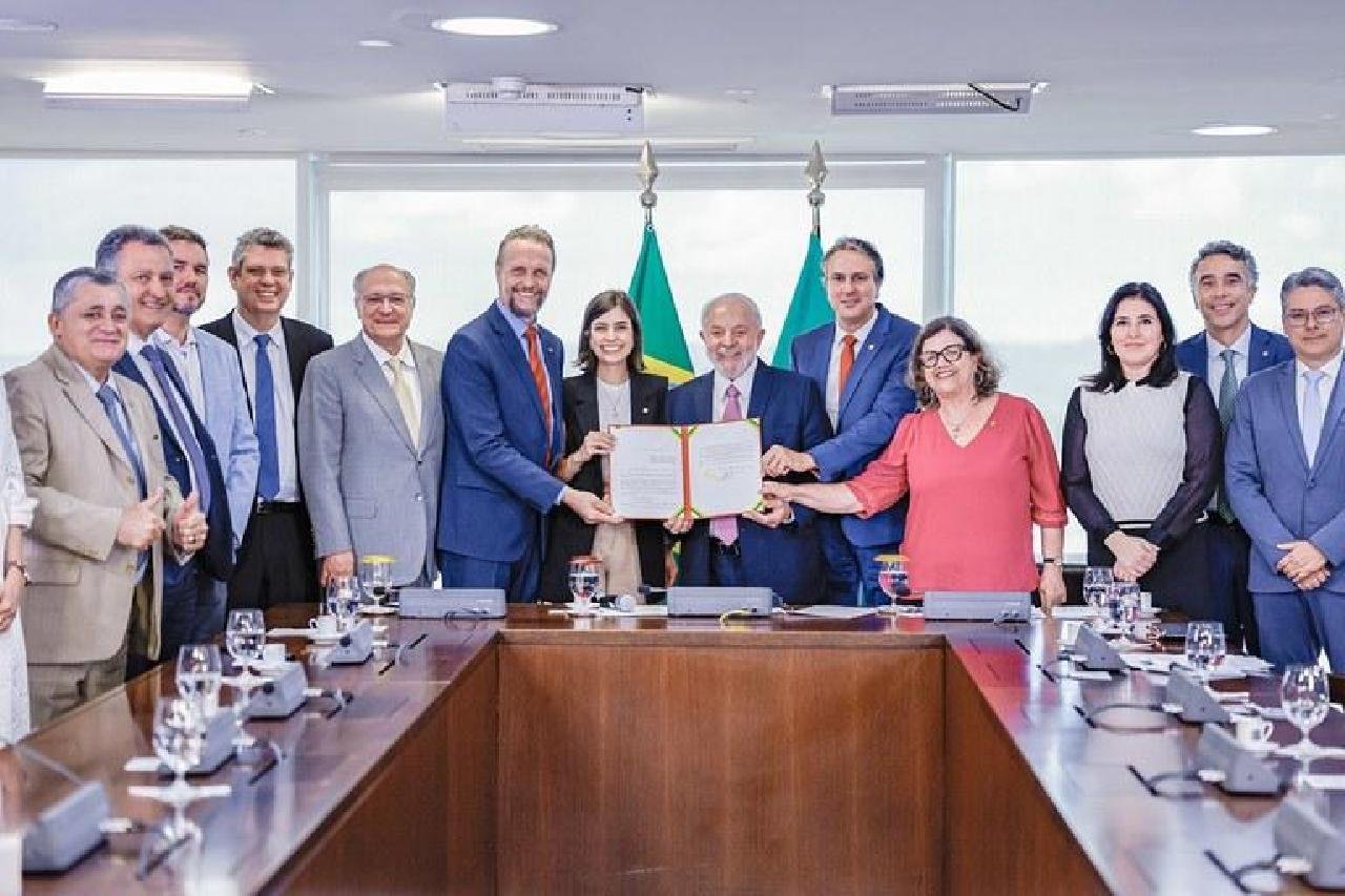 LULA SANCIONA LEI QUE PREVÊ BOLSA DE PERMANÊNCIA PARA ESTUDANTES DO ENSINO MÉDIO LULA SANCIONA LEI QUE PREVÊ BOLSA DE PERMANÊNCIA PARA ESTUDANTES DO ENSINO MÉDIO