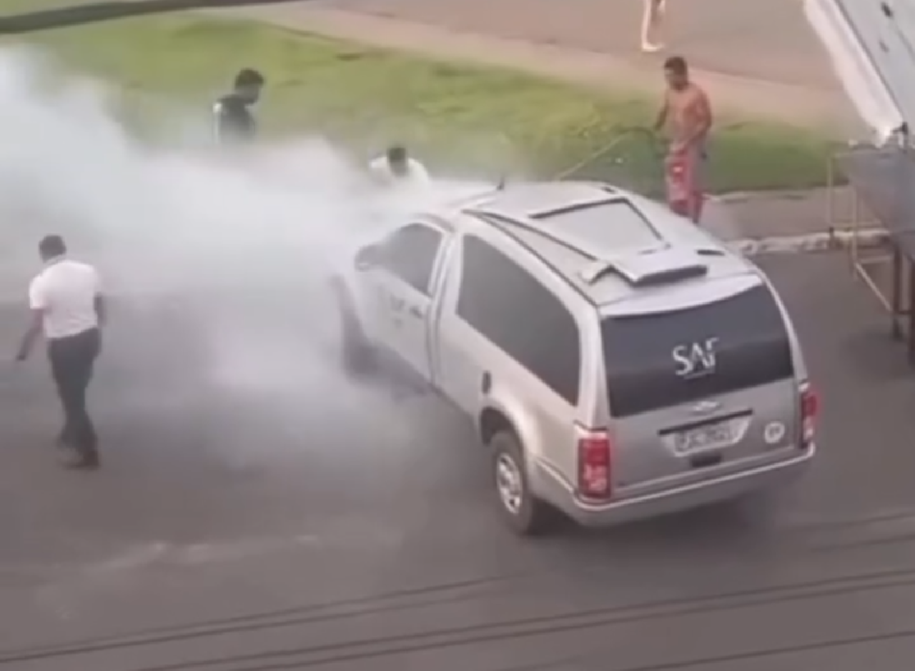 CARRO APRESENTA PRINCÍPIO DE INCÊNDIO NO CONDOMÍNIO SOL E MAR, EM ILHÉUS CARRO APRESENTA PRINCÍPIO DE INCÊNDIO NO CONDOMÍNIO SOL E MAR, EM ILHÉUS