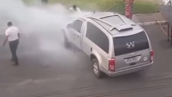 CARRO APRESENTA PRINCÍPIO DE INCÊNDIO NO CONDOMÍNIO SOL E MAR, EM ILHÉUS