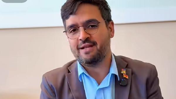 VALDERICO ANUNCIA RENOVAÇÃO DOS CONTRATOS TEMPORÁRIOS DA EDUCAÇÃO EM 2026