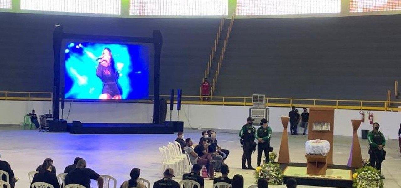 FÃS SE DESPEDEM DA CANTORA PAULINHA ABELHA EM VELÓRIO ABERTO AO PÚBLICO