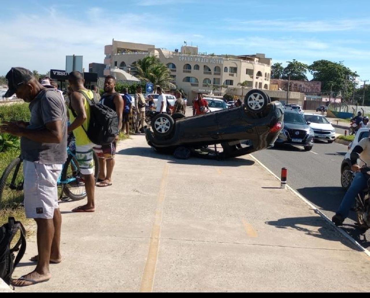 CARROS CAPOTAM NA ZONA SUL DE ILHÉUS