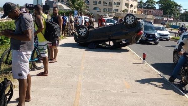 CARROS CAPOTAM NA ZONA SUL DE ILHÉUS