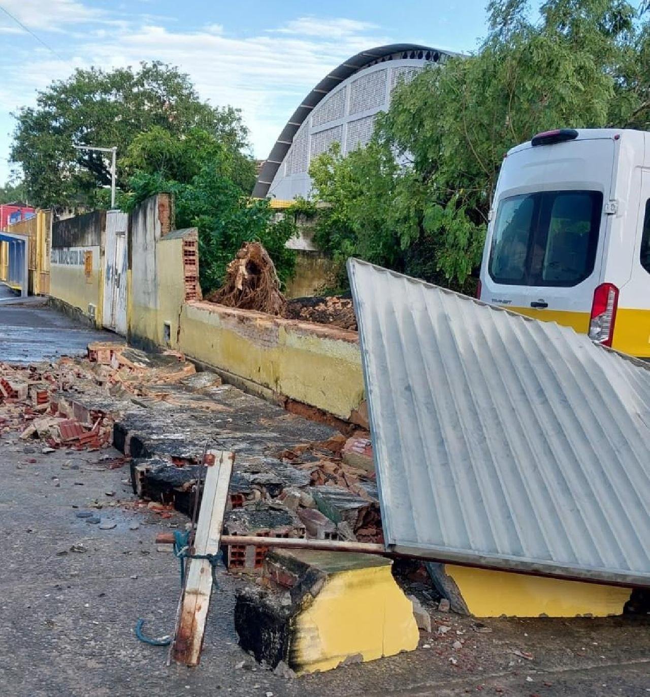 MURO DO IME, REFERÊNCIA HISTÓRICA DA EDUCAÇÃO ILHEENSE, DESABA APÓS CHUVA E VENTOS FORTES MURO DO IME, REFERÊNCIA HISTÓRICA DA EDUCAÇÃO ILHEENSE, DESABA APÓS CHUVA E VENTOS FORTES