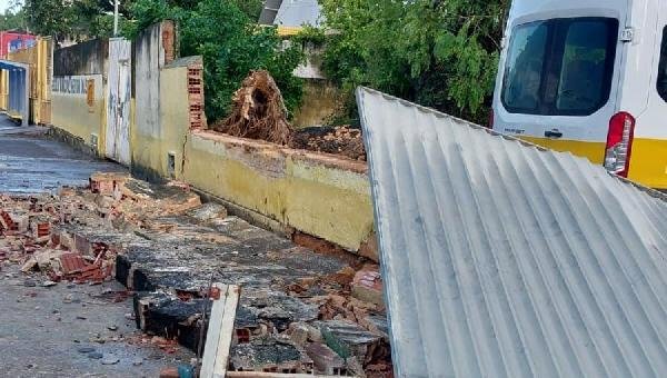 MURO DO IME, REFERÊNCIA HISTÓRICA DA EDUCAÇÃO ILHEENSE, DESABA APÓS CHUVA E VENTOS FORTES