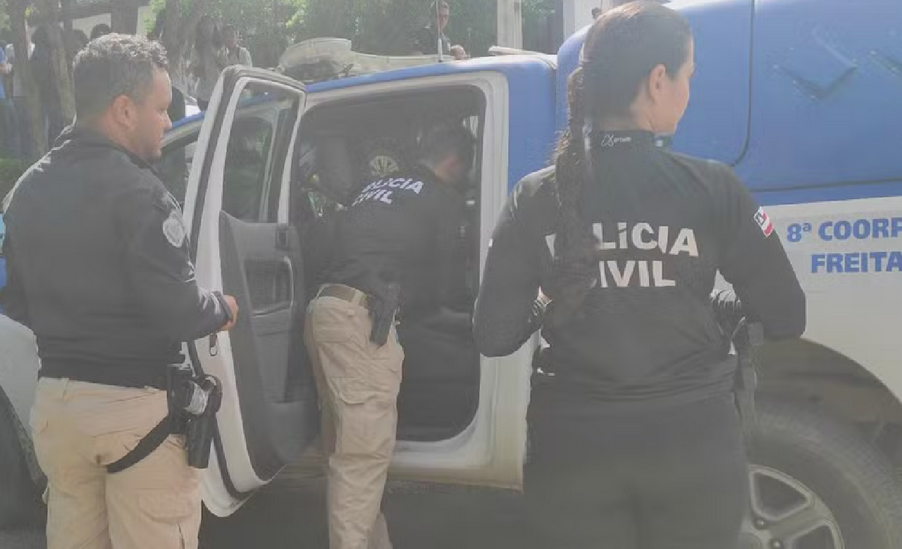 DIRETORA DE ESCOLA EM ITAMARAJU É PRESA SUSPEITA DE DESVIO DE CARTÕES DE AUXÍLIO ESTUDANTIL DIRETORA DE ESCOLA EM ITAMARAJU É PRESA SUSPEITA DE DESVIO DE CARTÕES DE AUXÍLIO ESTUDANTIL