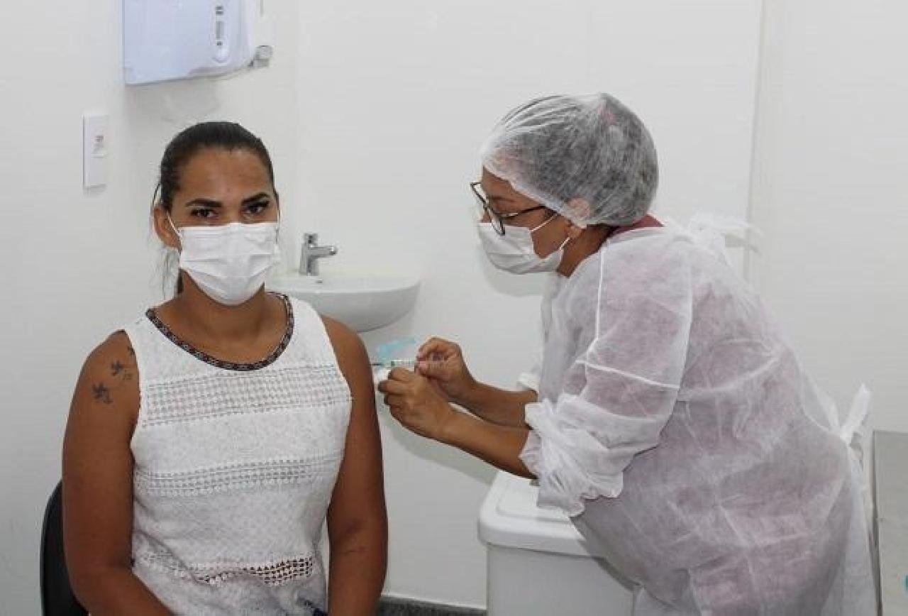 PROFISSIONAIS DO HOSPITAL COSTA DO CACAU RECEBEM A 2ª DOSE DA CORONAVAC PROFISSIONAIS DO HOSPITAL COSTA DO CACAU RECEBEM A 2ª DOSE DA CORONAVAC