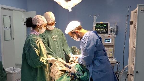 HOSPITAL COSTA DO CACAU FAZ PRIMEIRA NEFRECTOMIA LAPAROSCÓPICA