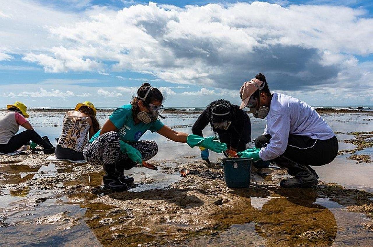 SETE TONELADAS DE ÓLEO SÃO RETIRADAS DE ITACIMIRIM SETE MESES APÓS MANCHAS NO LITORAL SETE TONELADAS DE ÓLEO SÃO RETIRADAS DE ITACIMIRIM SETE MESES APÓS MANCHAS NO LITORAL