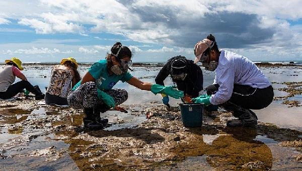 SETE TONELADAS DE ÓLEO SÃO RETIRADAS DE ITACIMIRIM SETE MESES APÓS MANCHAS NO LITORAL