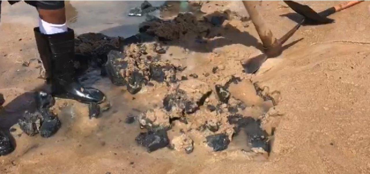 VÍDEO: MANCHAS DE ÓLEO VOLTAM A APARECER NA BAHIA VÍDEO: MANCHAS DE ÓLEO VOLTAM A APARECER NA BAHIA