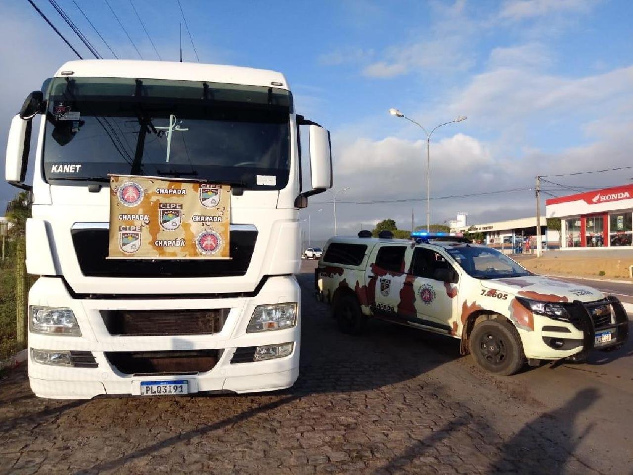 PMs RECUPERAM CARRETA ROUBADA POR TRIO INTEGRANTE DE QUADRILHA PMs RECUPERAM CARRETA ROUBADA POR TRIO INTEGRANTE DE QUADRILHA