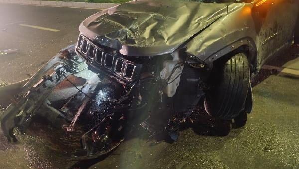 CARRO “SALTA” APÓS FAIXA ELEVADA, ATRAVESSA PISTA E BATE EM GUARD RAIL NA BA-001, ZONA SUL DE ILHÉUS