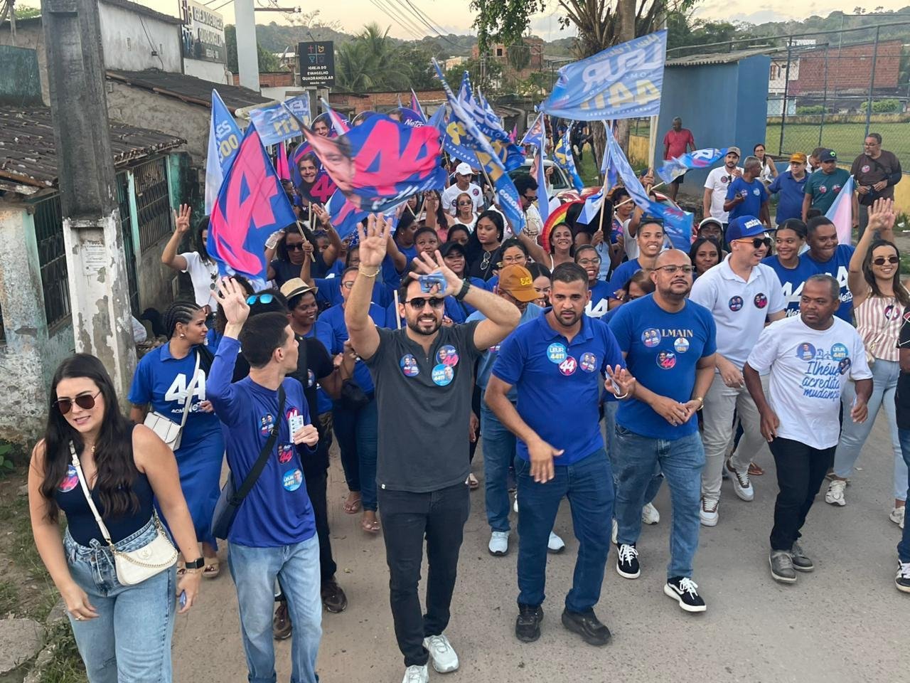 "ONDA AZUL” VOLTA ÀS RUAS DE ILHÉUS E VALDERICO REÚNE APOIADORES EM CAMINHADA NO SALOBRINHO