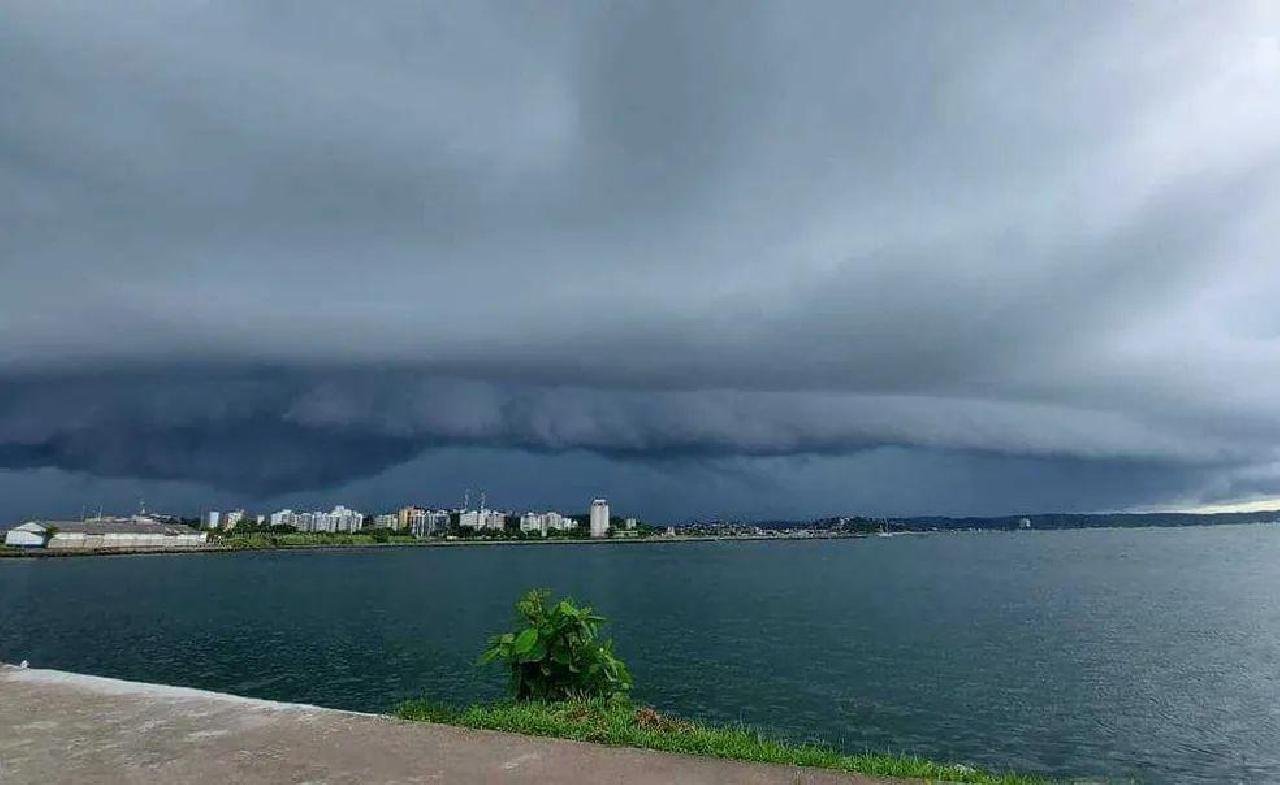 INMET EMITE ALERTA DE TEMPESTADE PARA ILHÉUS E OUTROS MUNICÍPIOS DO SUL DA BAHIA COM RISCO DE CHUVAS INTENSAS E VENTOS DE ATÉ 100 KM/H