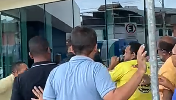 TAXISTAS E MOTORISTAS CLANDESTINOS BRIGAM EM FRENTE AO AEROPORTO DE ILHÉUS NESTA QUARTA-FEIRA (10)