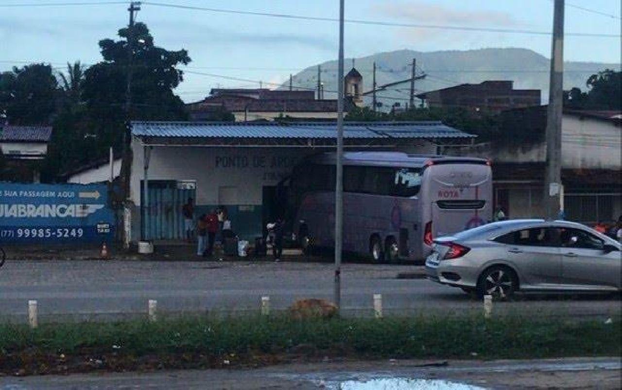 ACIDENTE COM ÔNIBUS DEIXA PELO MENOS DUAS PESSOAS MORTAS EM RODOVIÁRIA DE ITAMBÉ 