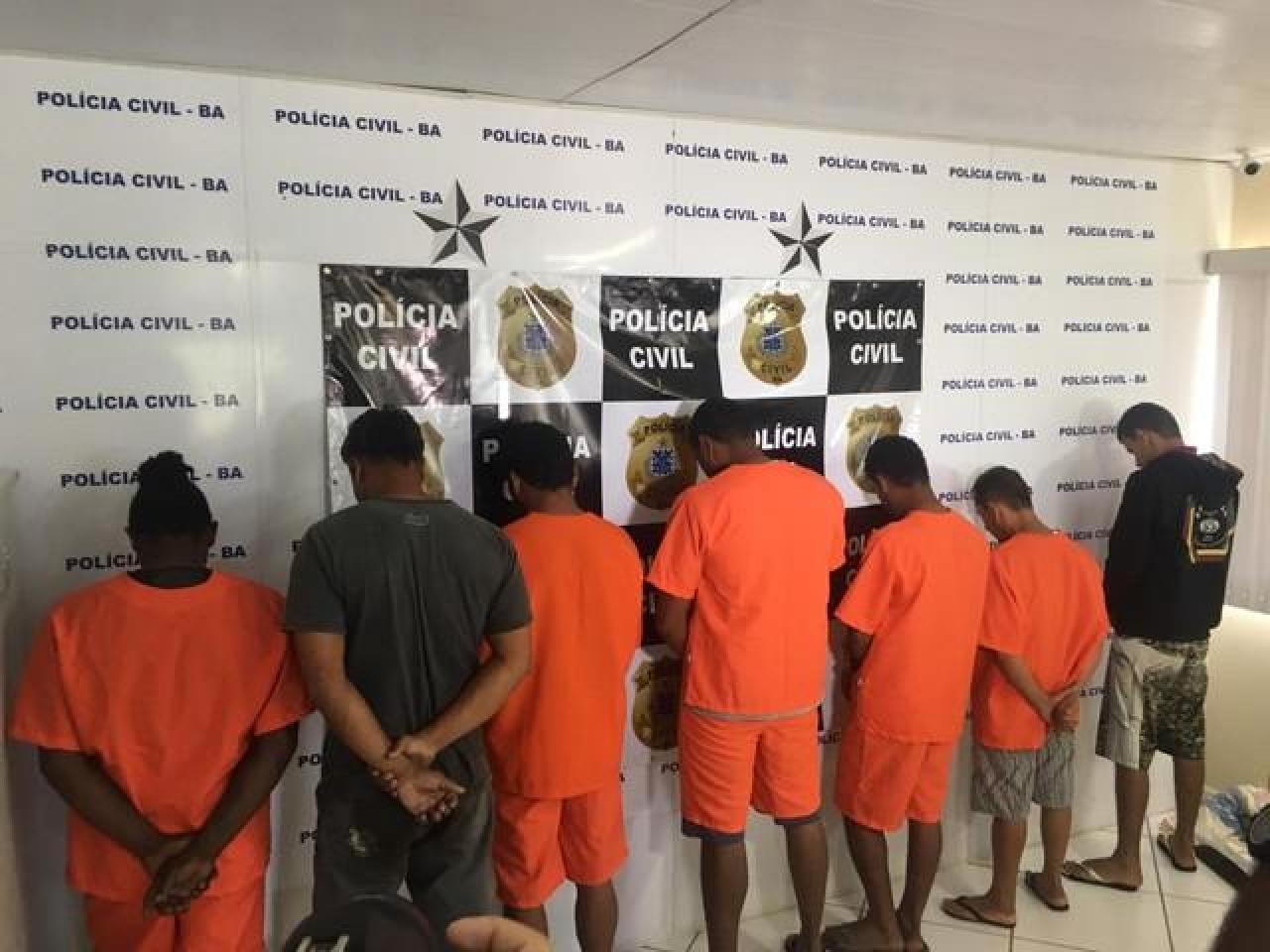 TREZE PESSOAS SÃO PRESAS DURANTE OPERAÇÃO DE COMBATE AO TRÁFICO DE DROGAS EM EUNÁPOLIS TREZE PESSOAS SÃO PRESAS DURANTE OPERAÇÃO DE COMBATE AO TRÁFICO DE DROGAS EM EUNÁPOLIS